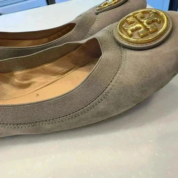 Tory Burch taupe leather ballet flats with gold Tory logo size 8 excellent - Picture 5 of 9